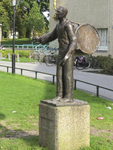 906606 Afbeelding van het bronzen beeldhouwwerk 'Nikkelen Nelis' van Johan Jorna (1930-2016) uit 1985, dat tijdelijk ...